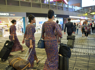 singapore_airlines_crew.jpg