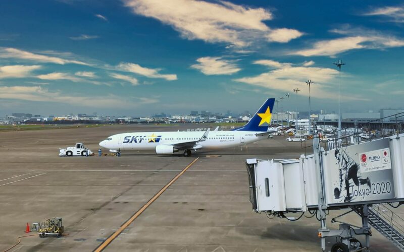 skymark_airlines_boeing_737_in_haneda_airport.jpg