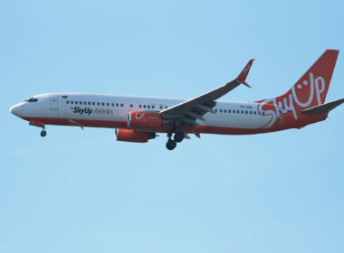 skyup_boeing_737_over_frankfurt.jpg