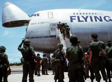 soldiers_disembark_a_boeing_747_flying_tiger_aircraft.jpg