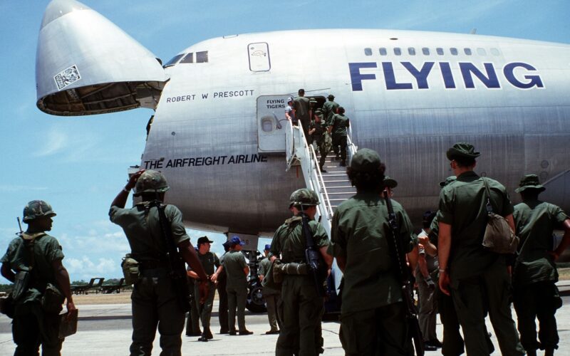 soldiers_disembark_a_boeing_747_flying_tiger_aircraft.jpg