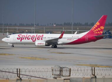 spicejet_vt-sgh_at_bangalore_dec_2015.jpg