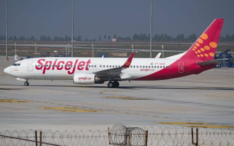 spicejet_vt-sgh_at_bangalore_dec_2015.jpg