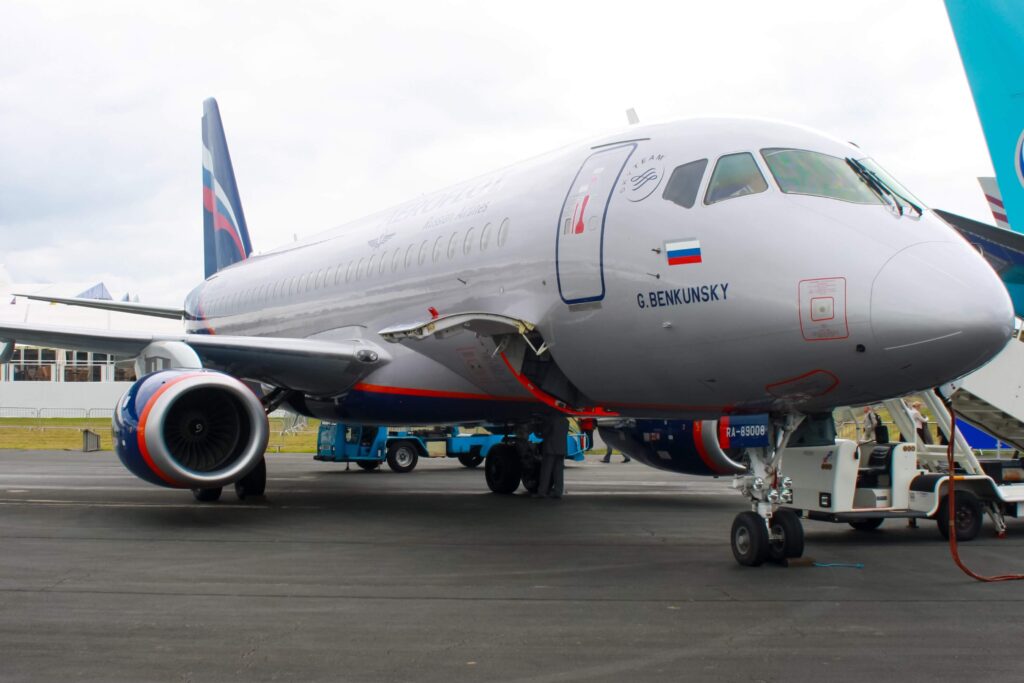 sukhoi_superjet_at_farnborough.jpg