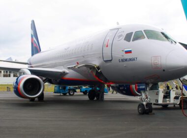 sukhoi_superjet_at_farnborough.jpg