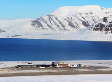 svalbard_airport_norwegian_plane.jpg