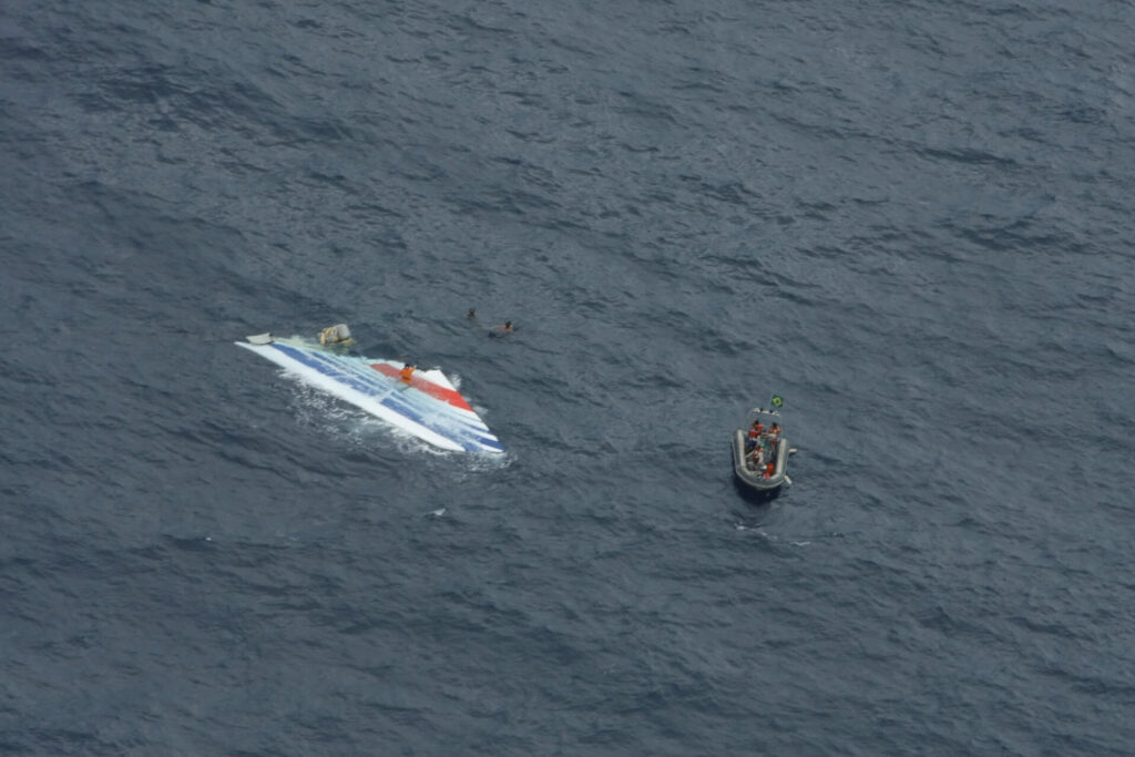 tail_of_af447_recovered_by_brazil_air_force.jpg