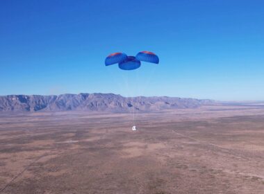 the_blue_origin_capsule_descends_thanks_to_three_parachutes.jpg