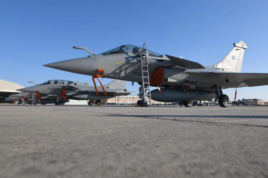 the_first_six_greek_rafales_at_tanagra_air_base.jpg