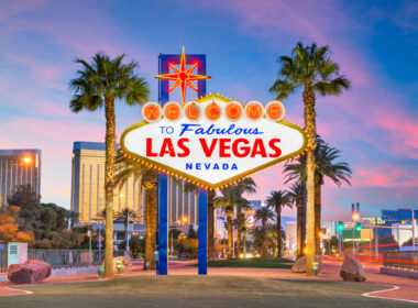 the_welcome_to_las_vegas_sign_at_dusk.jpg