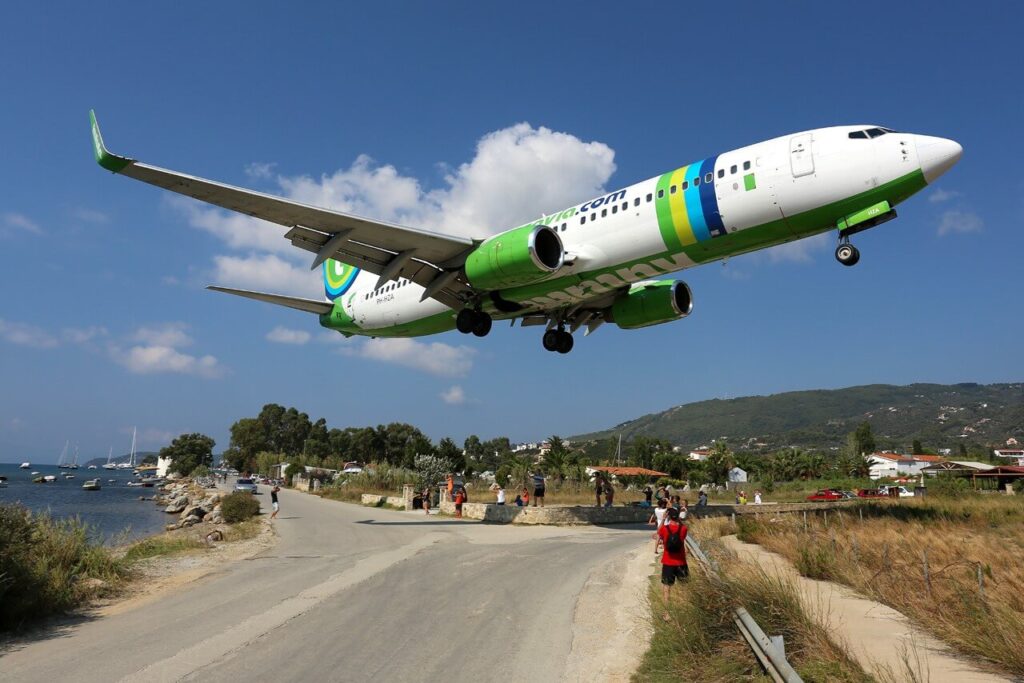 transavia_airlines_boeing_737-800_being_welcomed_at_skiathos_by_planespotters.jpg