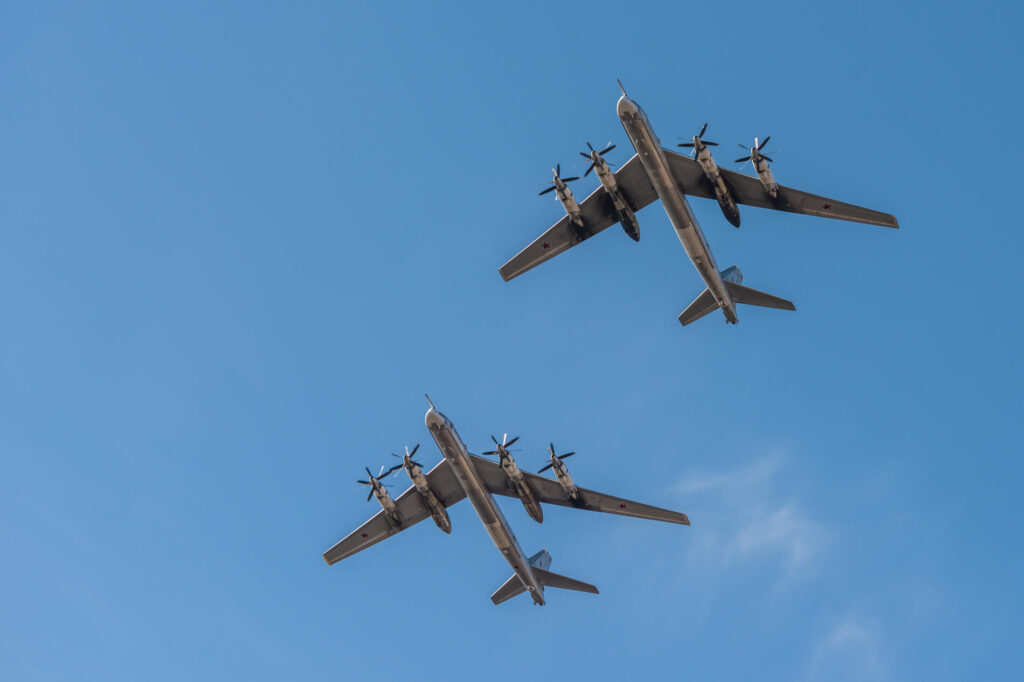 tupolev_tu-95_strategic_bombers-1.jpg