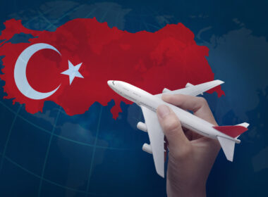 turkish_airlines_in_front_of_flag.jpg