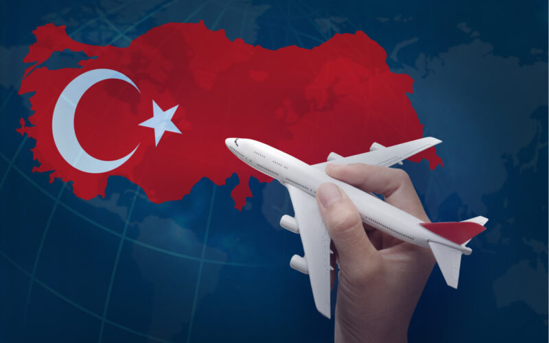 turkish_airlines_in_front_of_flag.jpg