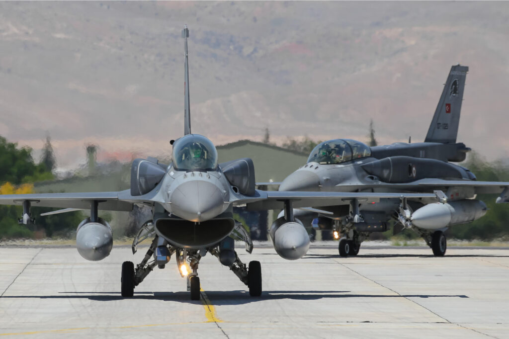 turkish_f-16_fighter_jets_taxiing.jpg