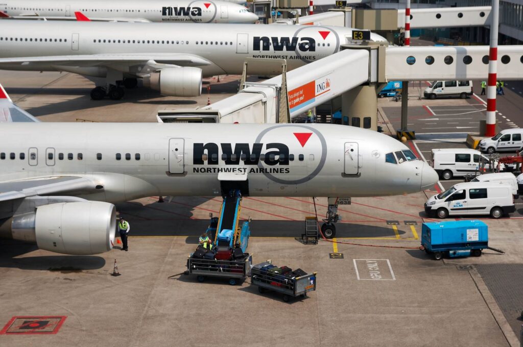 turnaround_on_a_boeing_757-251.jpg