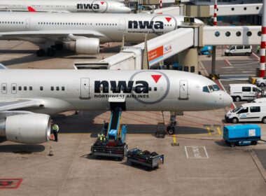 turnaround_on_a_boeing_757-251.jpg