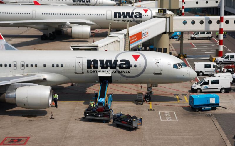 turnaround_on_a_boeing_757-251.jpg