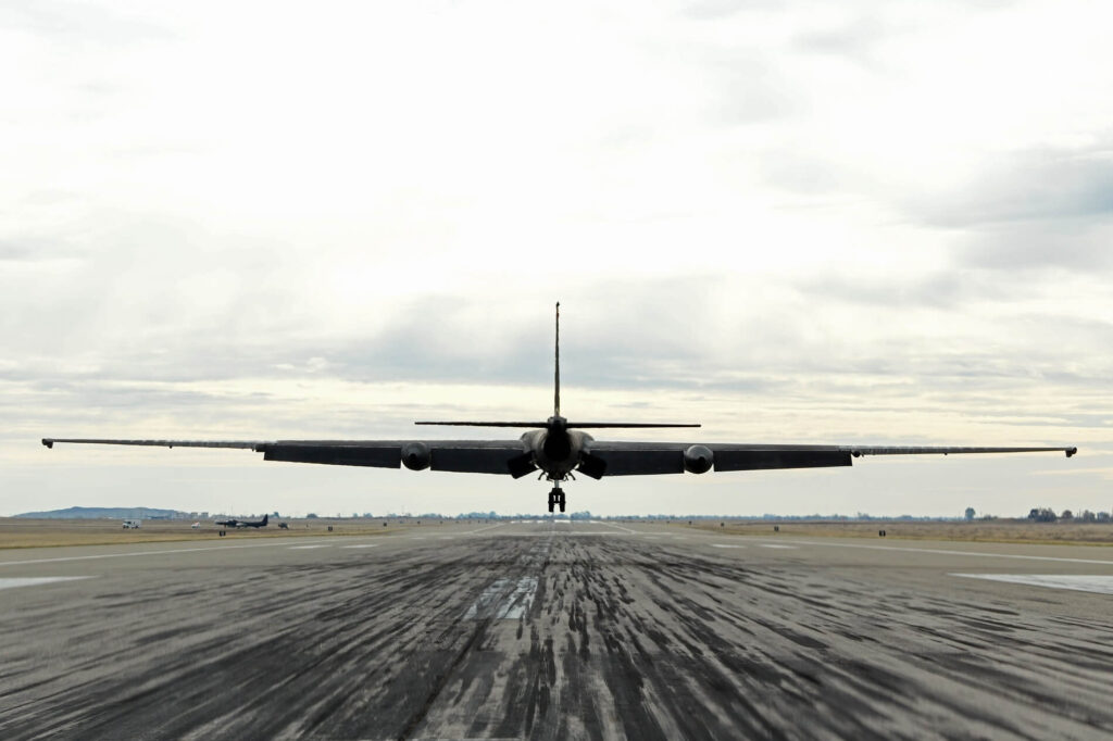 u.s._air_force_u-2_spy_plane_about_to_land.jpg