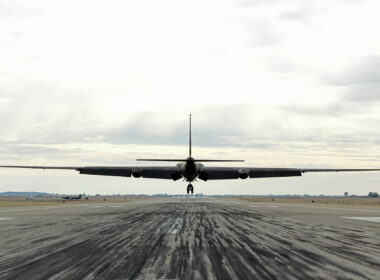 u.s._air_force_u-2_spy_plane_about_to_land.jpg