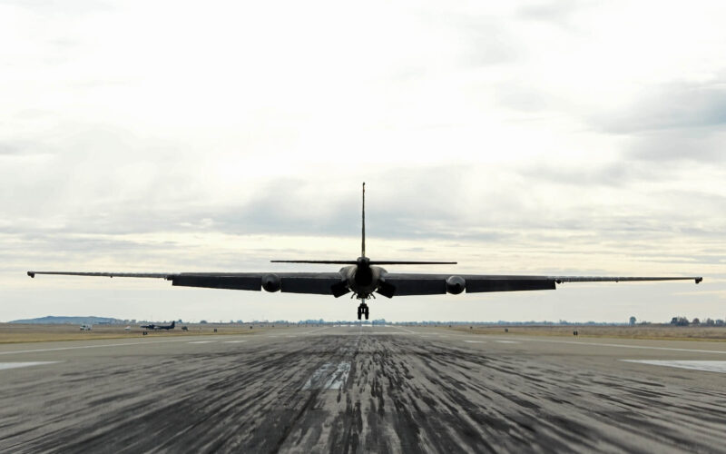 u.s._air_force_u-2_spy_plane_about_to_land.jpg