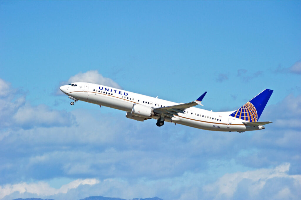 united_airlines_boeing_737_max_departing_los_angeles_international_airport_lax-1.jpg