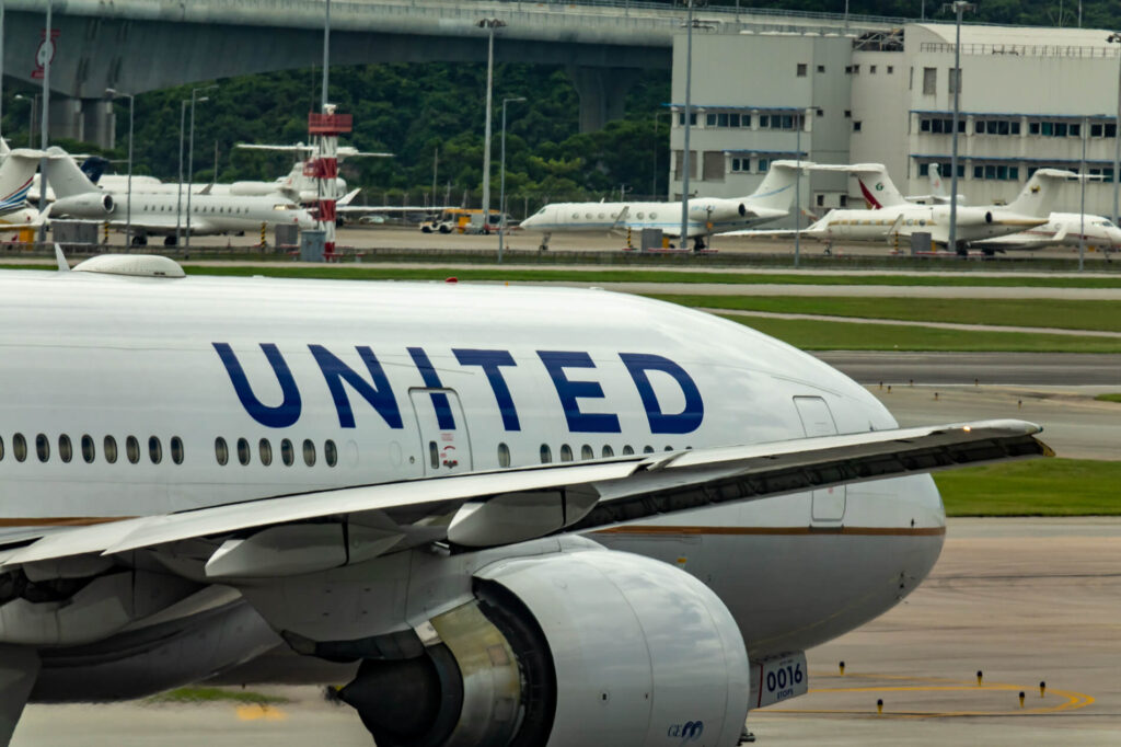 united_airlines_boeing_777-3.jpg