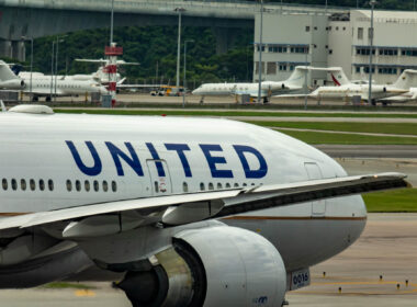 united_airlines_boeing_777-3.jpg