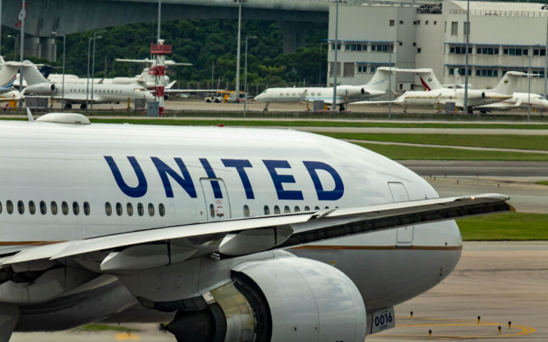 united_airlines_boeing_777-3.jpg