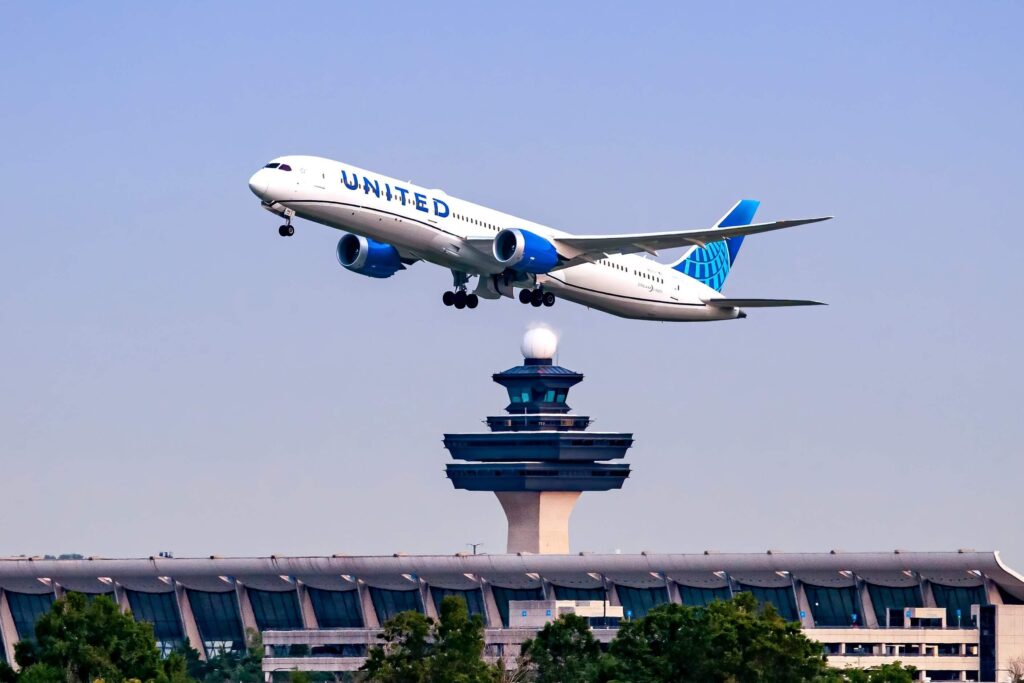 united_airlines_boeing_787_dreamliner_takes_off_from_washington_dulles_international_airport-1.jpg