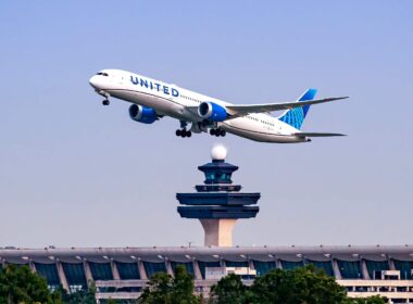 united_airlines_boeing_787_dreamliner_takes_off_from_washington_dulles_international_airport-1.jpg