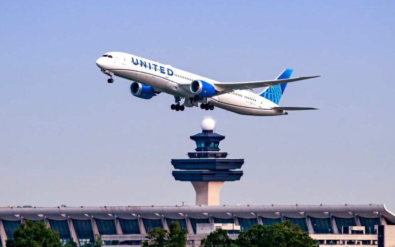 united_airlines_boeing_787_dreamliner_takes_off_from_washington_dulles_international_airport-1.jpg