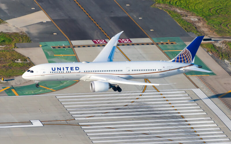 united_airlines_boeing_787_landing_at_los_angeles_international_airprot_lax.jpg