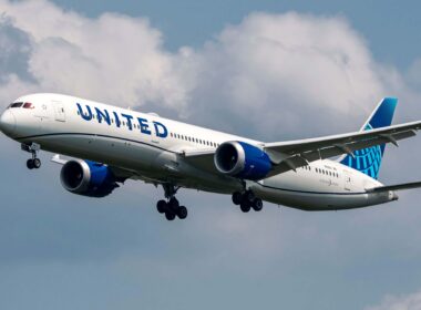 united_airlines_boeing_787_landing_at_washington_dulles_international_airport.jpg