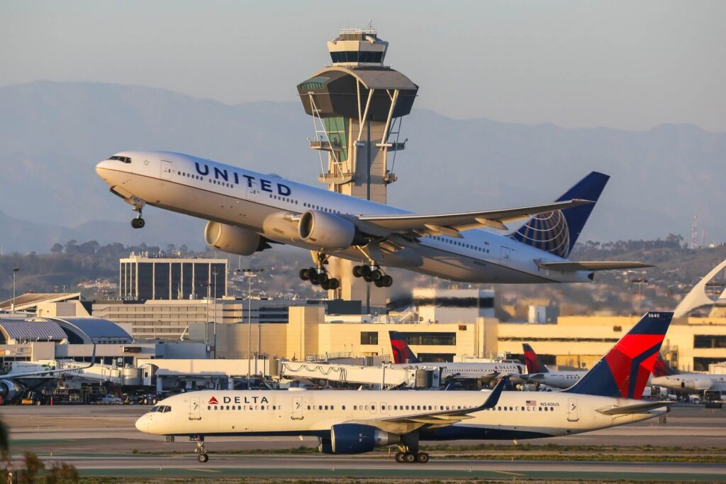 united_airlines_delta_airlines_in_lax_airport.jpg