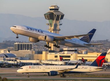 united_airlines_delta_airlines_in_lax_airport.jpg