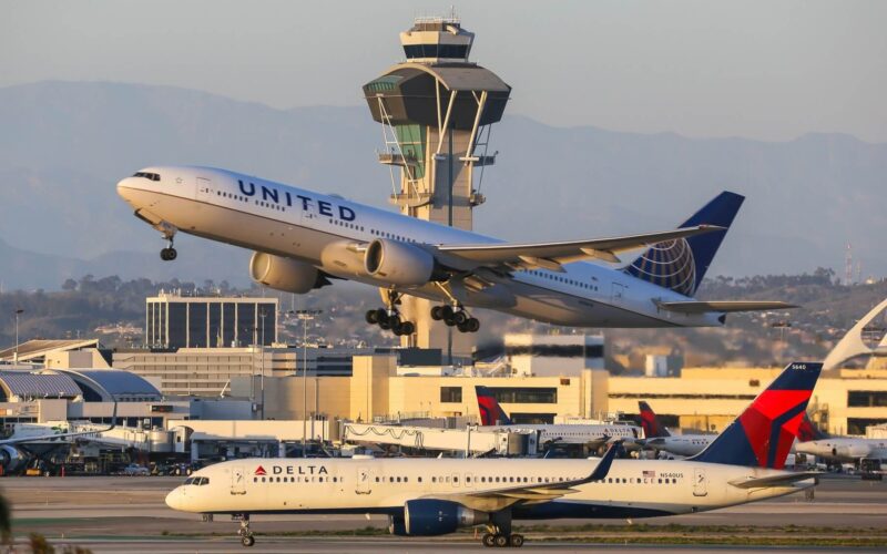 united_airlines_delta_airlines_in_lax_airport.jpg