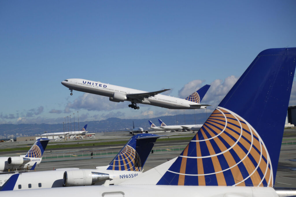 united_plane_takes_off_in_san_francisco.jpg