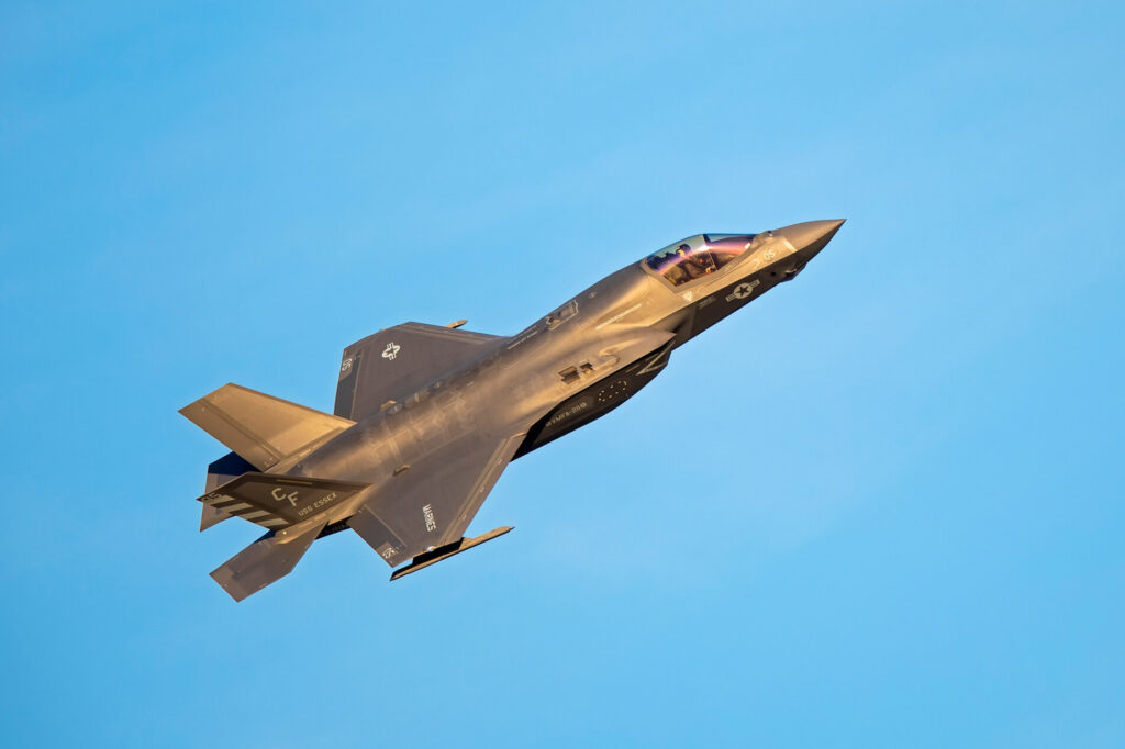 us_f-35_demo_flight_in_bahrain_international_airshow.jpg