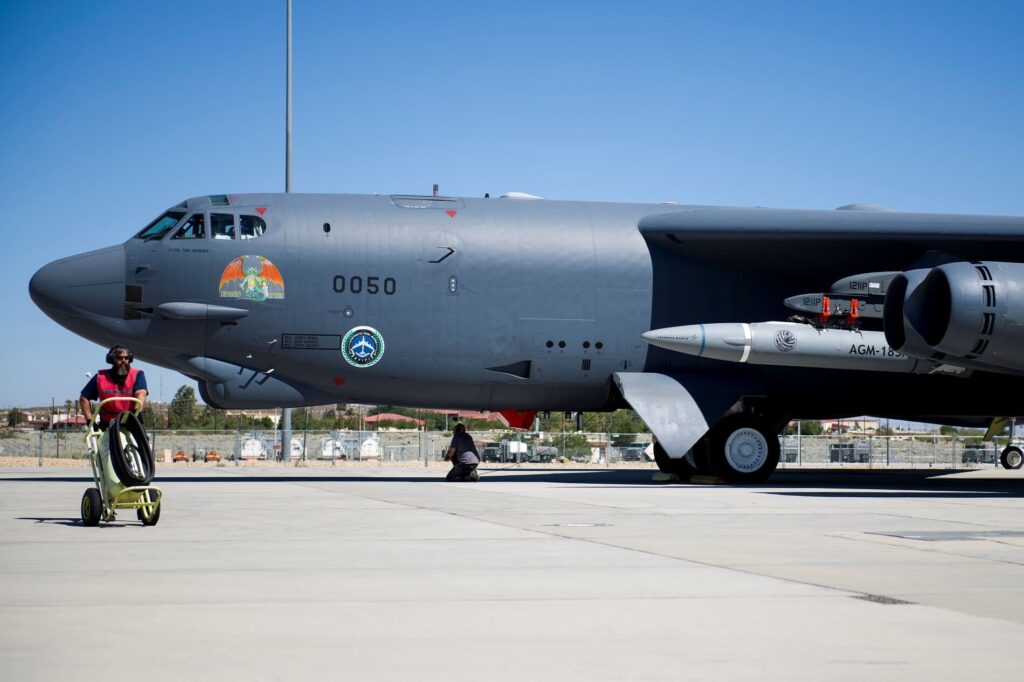 usaf_b-52_tests_hypersonic_arrw.jpg