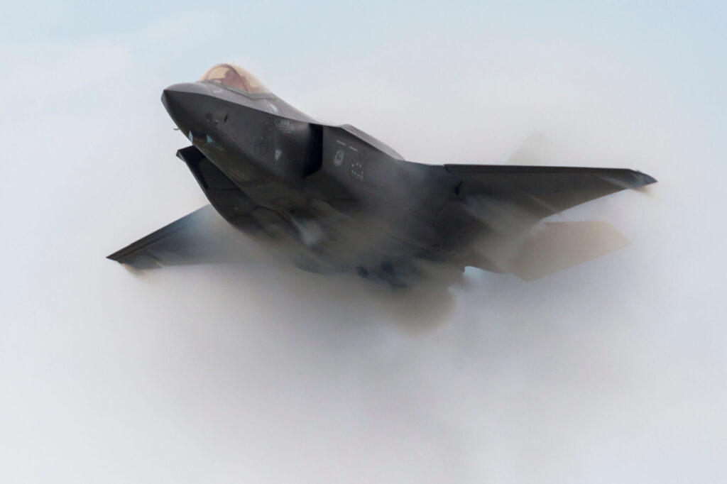 usaf_f-35_lightning_ii_at_an_airshow.jpg