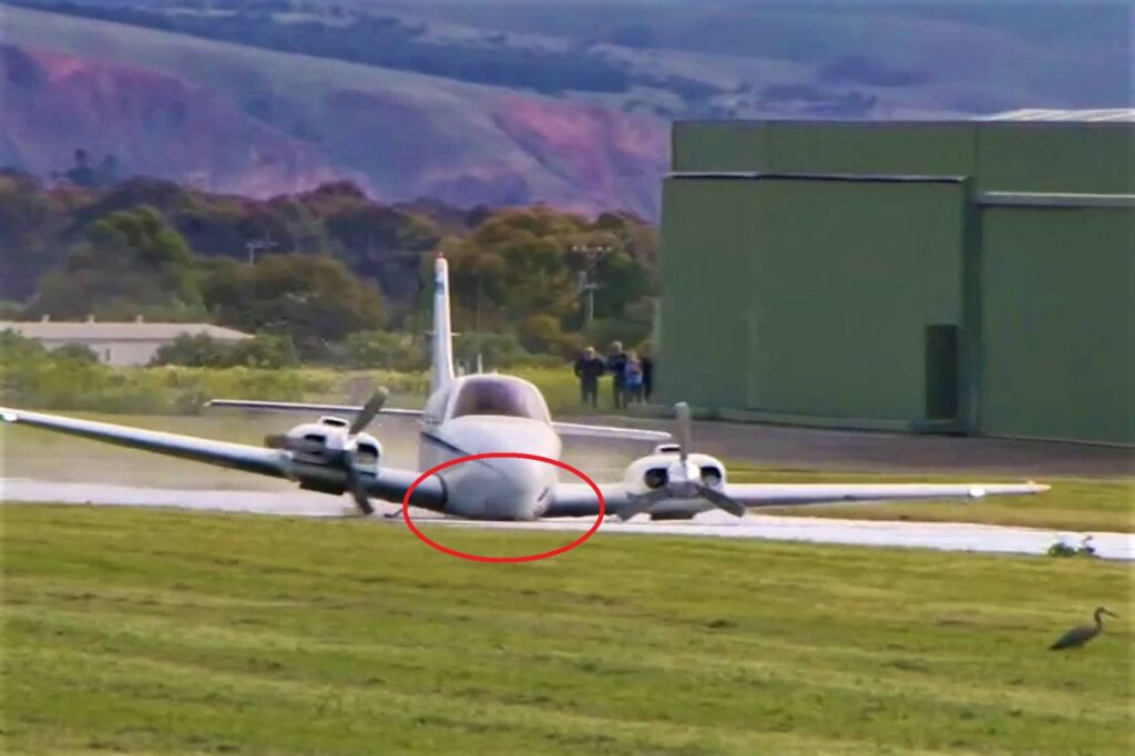 video_captures_beech_e55_performing_belly_landing_in_australia-1.jpg