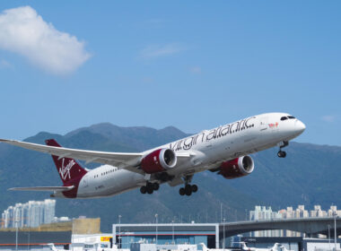 virgin_atlantic_dreamliner_takes_off_at_hkg.jpg