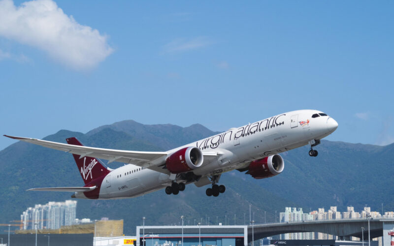 virgin_atlantic_dreamliner_takes_off_at_hkg.jpg