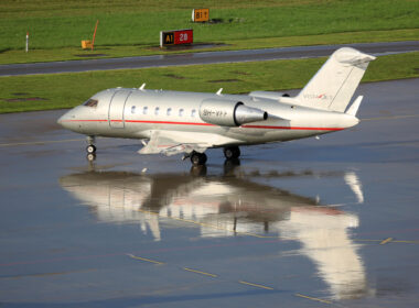 vistajet_bombardier_challenger_605_at_zrh.jpg