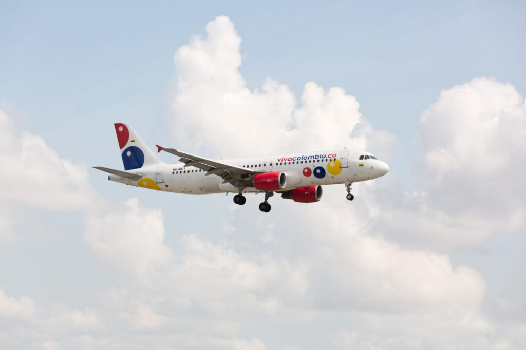 vivacolombia_airbus_a320_landing_at_miami.jpg