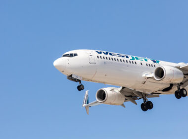 westjet_boeing_737_approaches_toronto.jpg