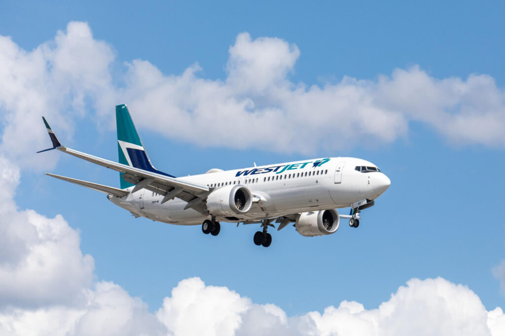 westjet_boeing_737_arriving_for_landing.jpg