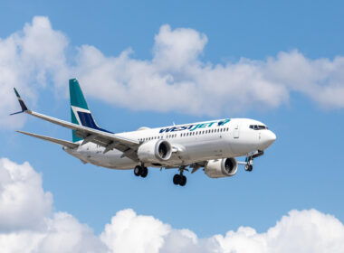 westjet_boeing_737_arriving_for_landing.jpg