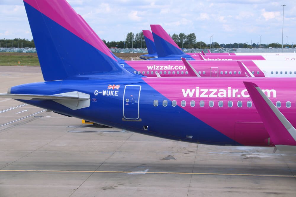 wizz_air_airbus_a320_aircraft_at_london-luton_airport_ltn.jpg